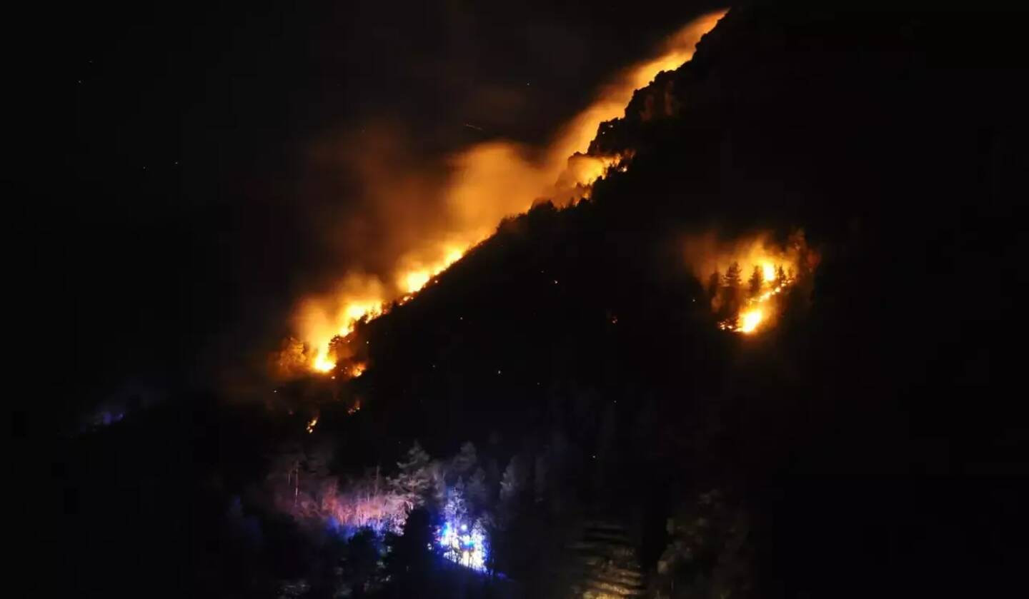 Le feu de forêt est toujours en cours à La Brigue ce jeudi matin. 