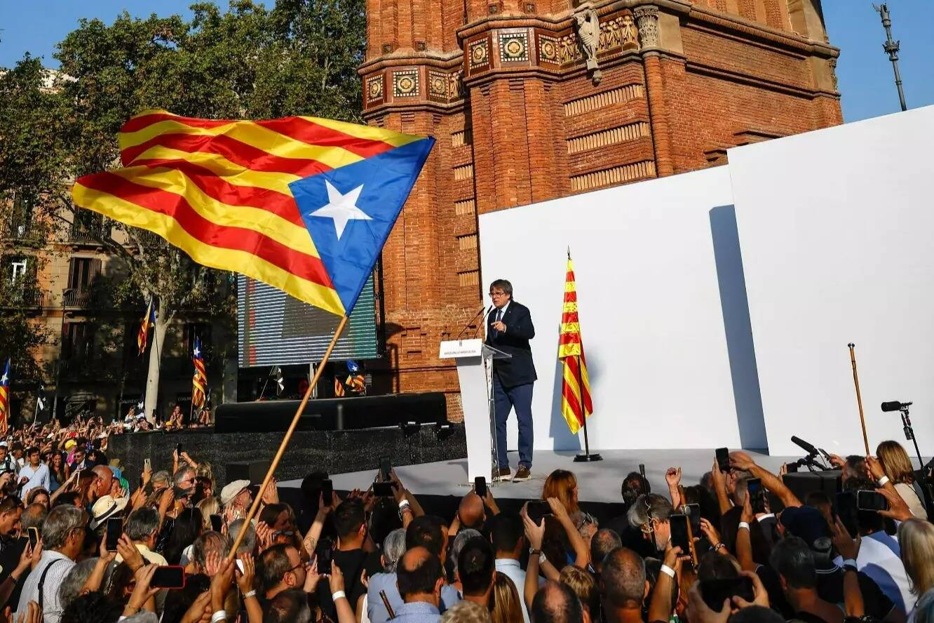 "Vive la Catalogne libre!": après sept ans d'exil, Carles Puigdemont réapparaît en Espagne, et disparaît à nouveau