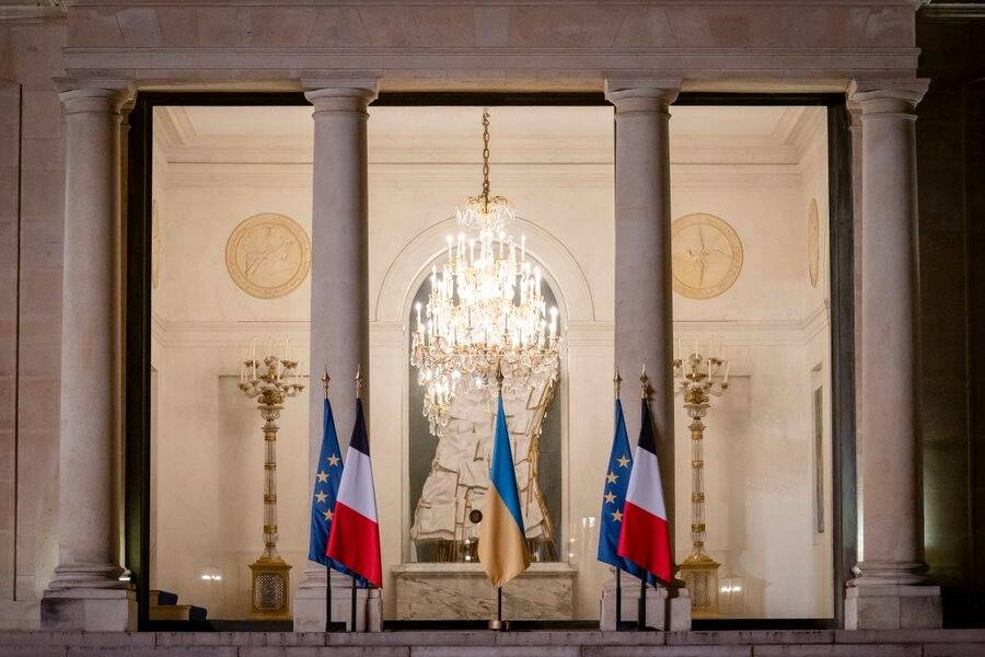 Un an de guerre: Macron appelle à la "victoire" des Ukrainiens, le perron de l'Élysée en bleu et jaune