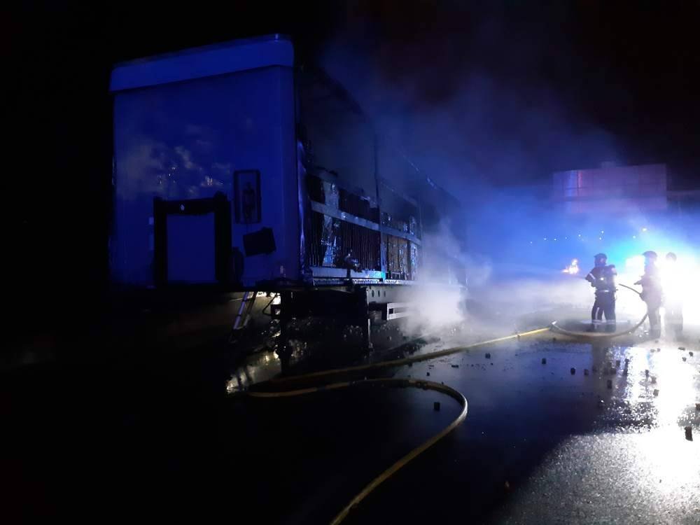 La remorque d'un camion transportant des tonnes de sardines à l'huile prend feu en pleine nuit sur l'A8, la circulation compliquée ce mardi matin