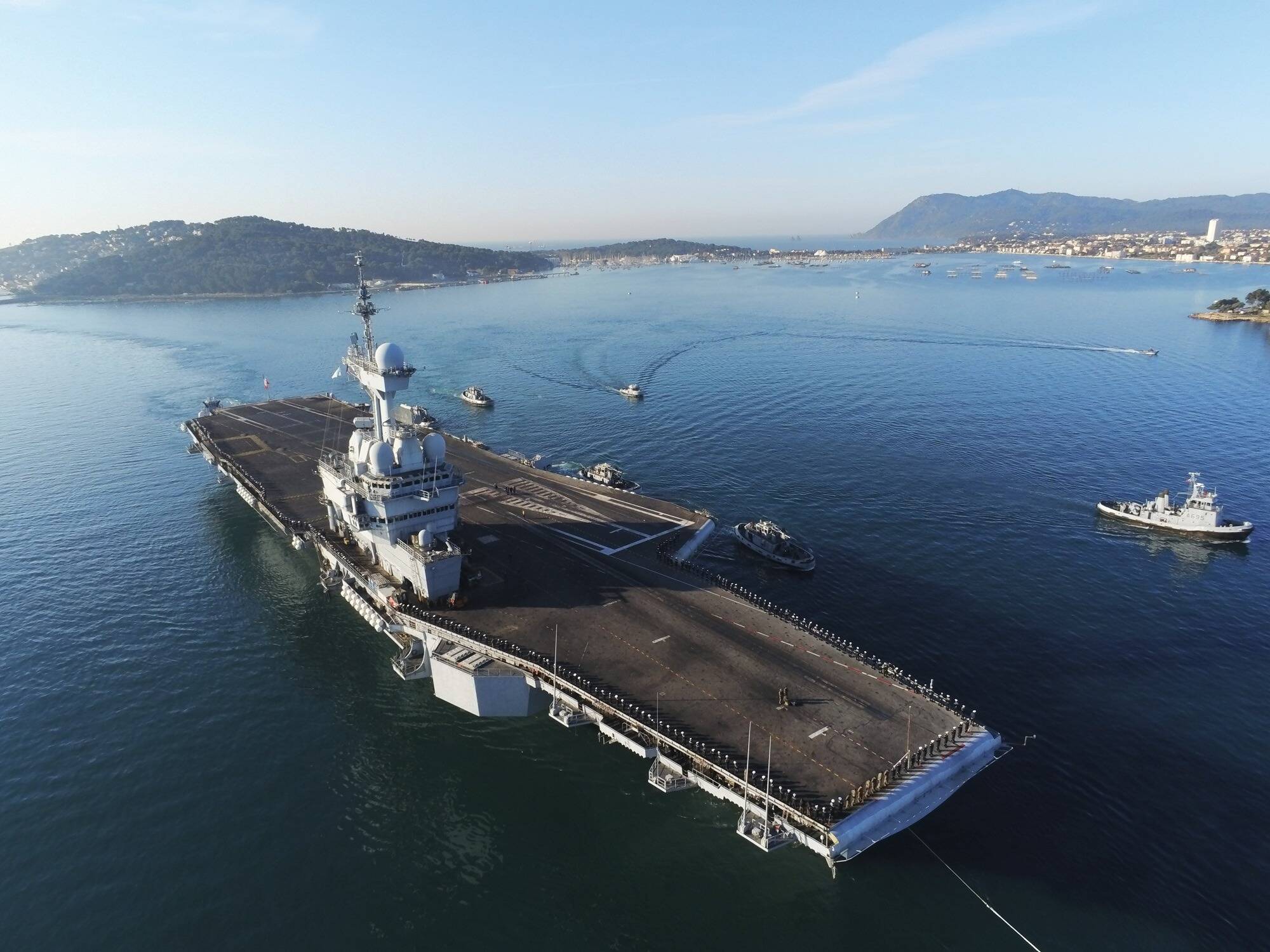 L'Otan embarquée sur le Charles de Gaulle au large de Toulon, une première pour le porte-avions français