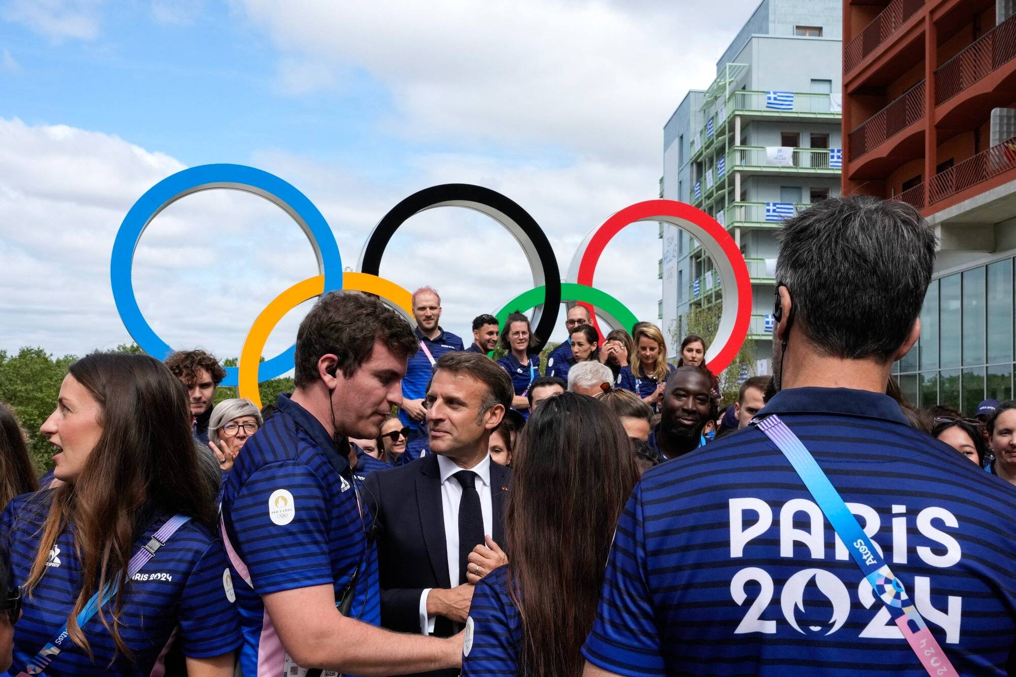 JO-2024: "Nous sommes prêts", dit Emmanuel Macron en visite au village olympique