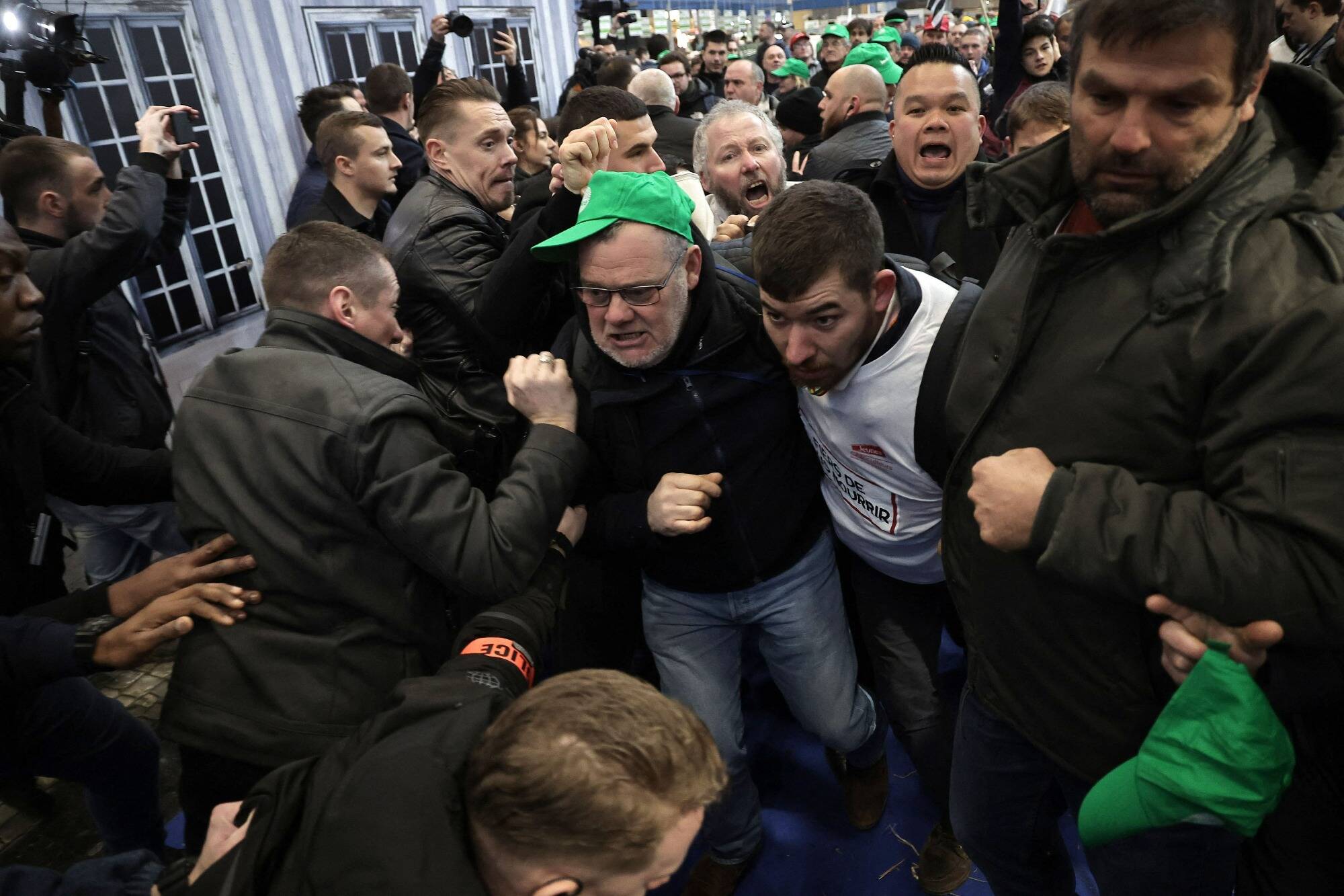 Salon de l'agriculture en direct: Emmanuel Macron va improviser un débat avec les agriculteurs, ouverture partielle des lieux