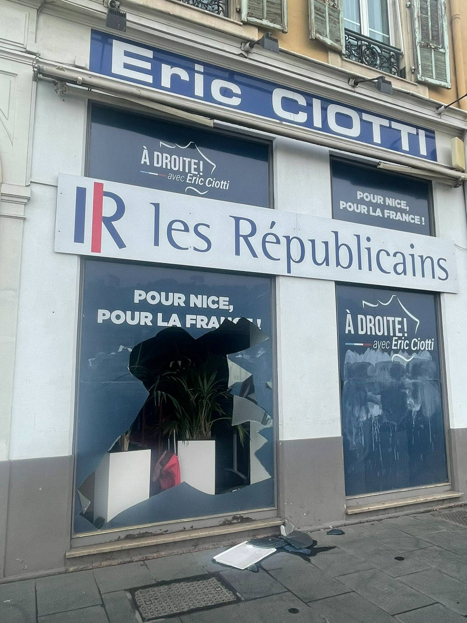 "La motion ou le pavé": la permanence LR d'Eric Ciotti vandalisée dans la nuit de samedi à dimanche à Nice