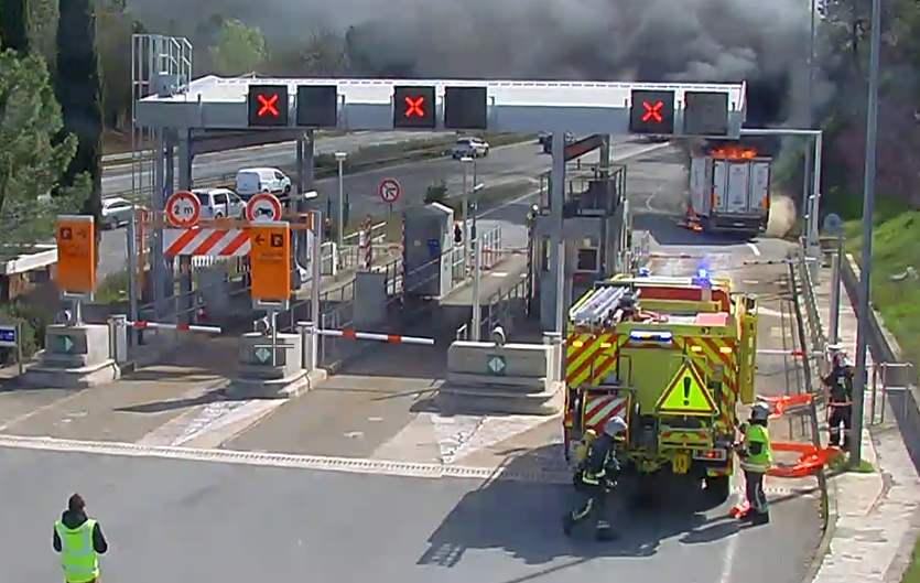 Les pompiers interviennent sur l'A8 aux Adrets-de-l'Estérel pour un feu de voiture se propageant à la végétation