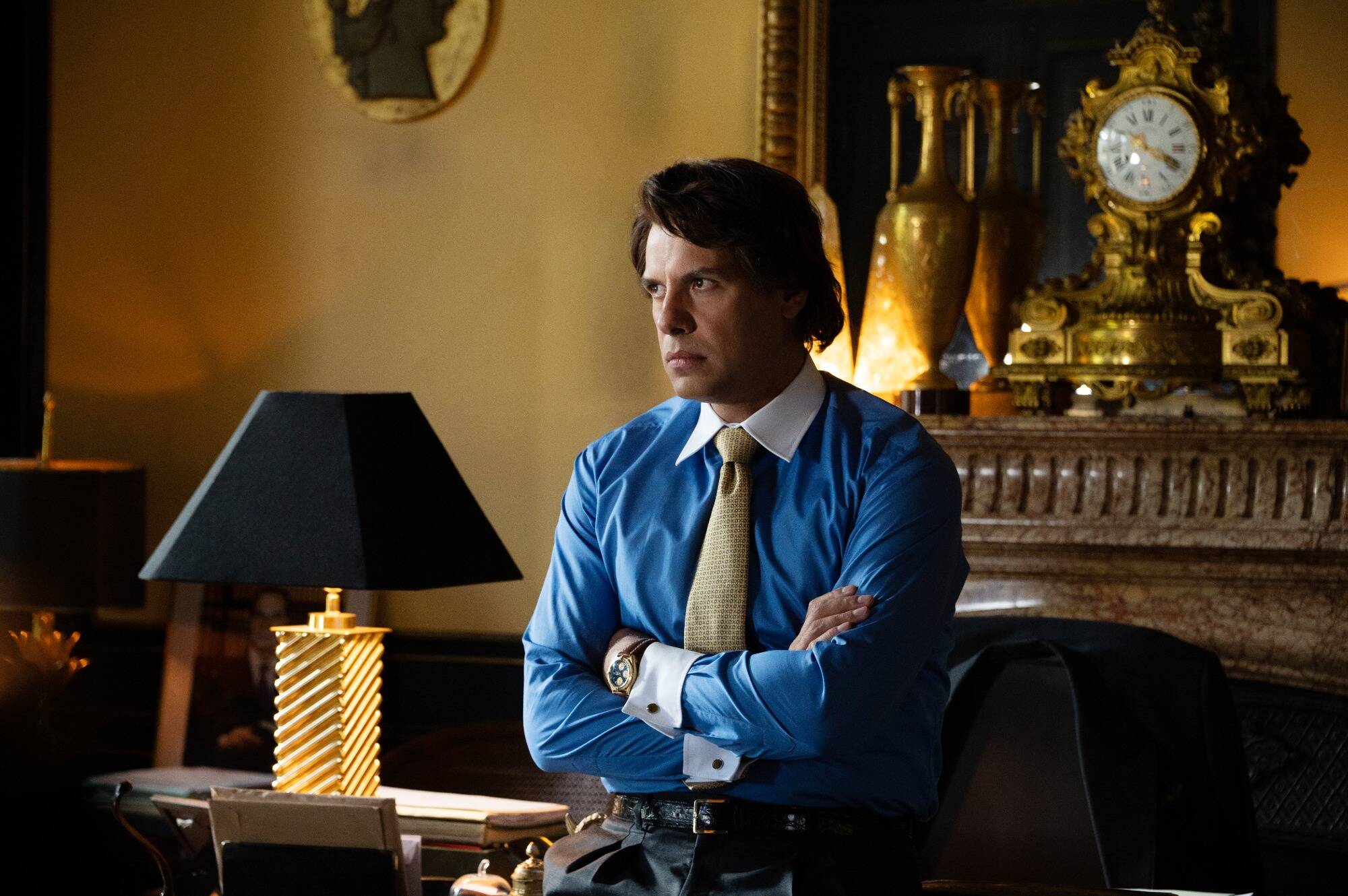 On vous dévoile les premières images complètement folles de la série Netflix consacrée à Bernard Tapie