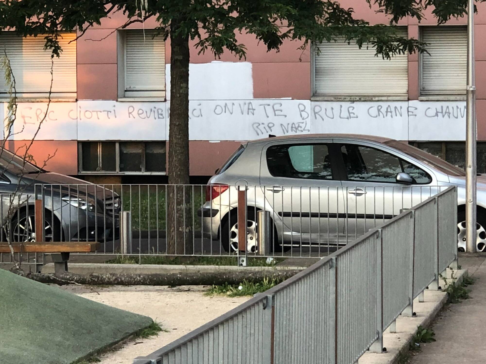 "On va te brûler crâne chauve": des tags menaçants Eric Ciotti découverts en région parisienne
