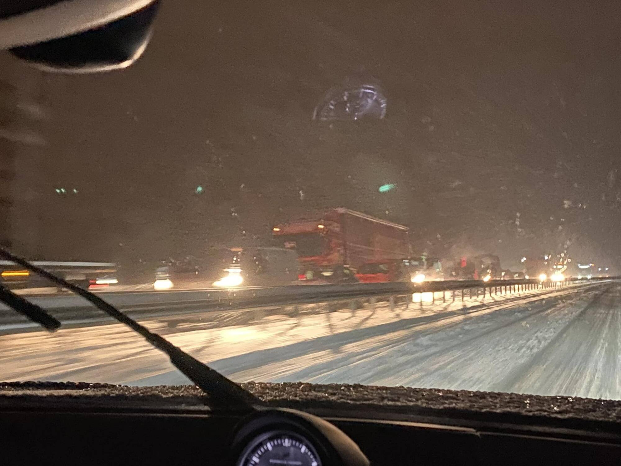 Les images des centaines de véhicules bloqués mercredi sur l'A75 après un accident dû à la neige