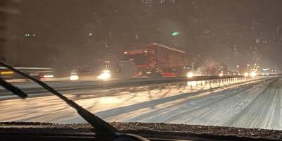 Les images des centaines de véhicules bloqués mercredi sur l'A75 après un accident dû à la neige