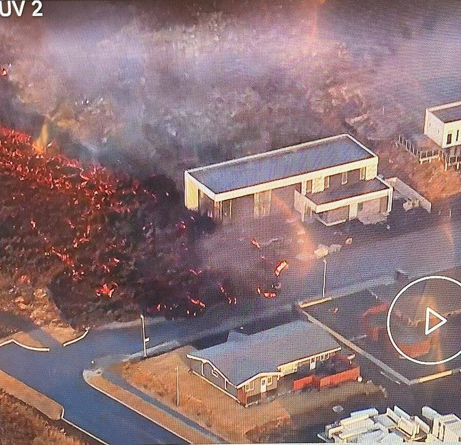 Les impressionnante images de l'éruption volcanique en Islande qui touche une ville et brûle des maisons