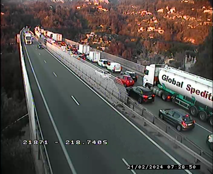 Gros accident sur l'A8 entre un camion et quatre voitures, la circulation très compliquée ce mercredi matin