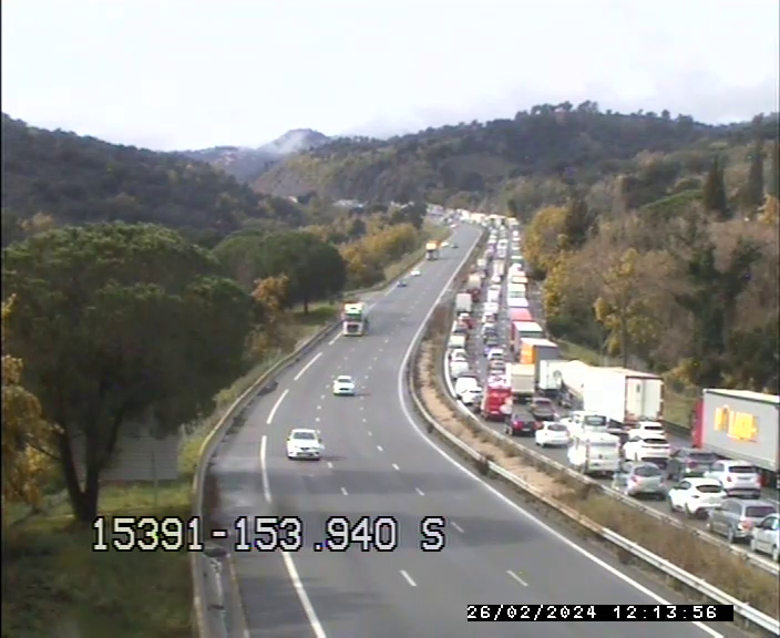 Un bouchon monstre sur l'autoroute A8 ce lundi après un accident, 3 heures d'attente pour les automobilistes