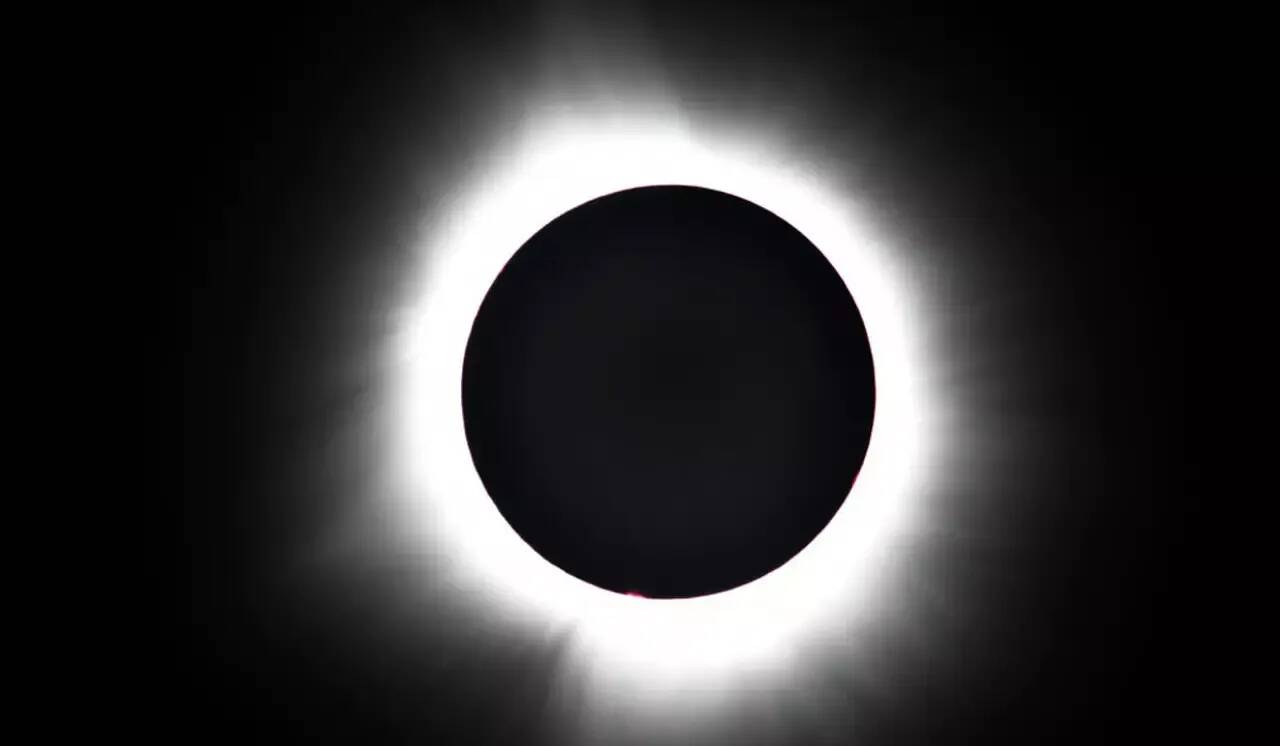 "L'apocalypse est là": effrayée par l'éclipse solaire, une astrologue tue son partenaire et jette ses enfants de voiture