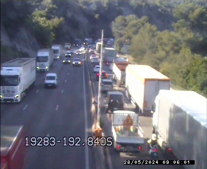 Un véhicule en feu ce mardi matin sur l'A8, la circulation perturbée