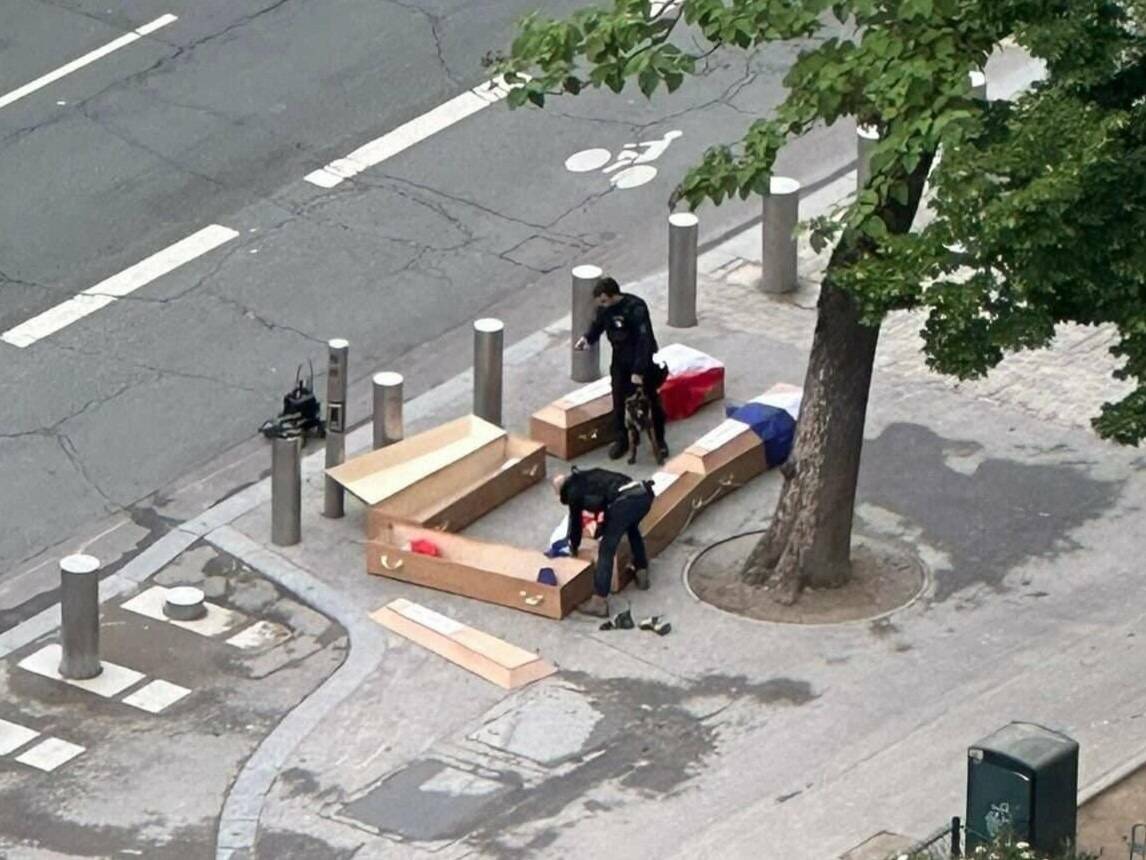 Trois hommes interpellés, soupçons d'ingérence étrangère... Ce que l'on sait après le dépôt de cercueils au pied de la tour Eiffel à Paris