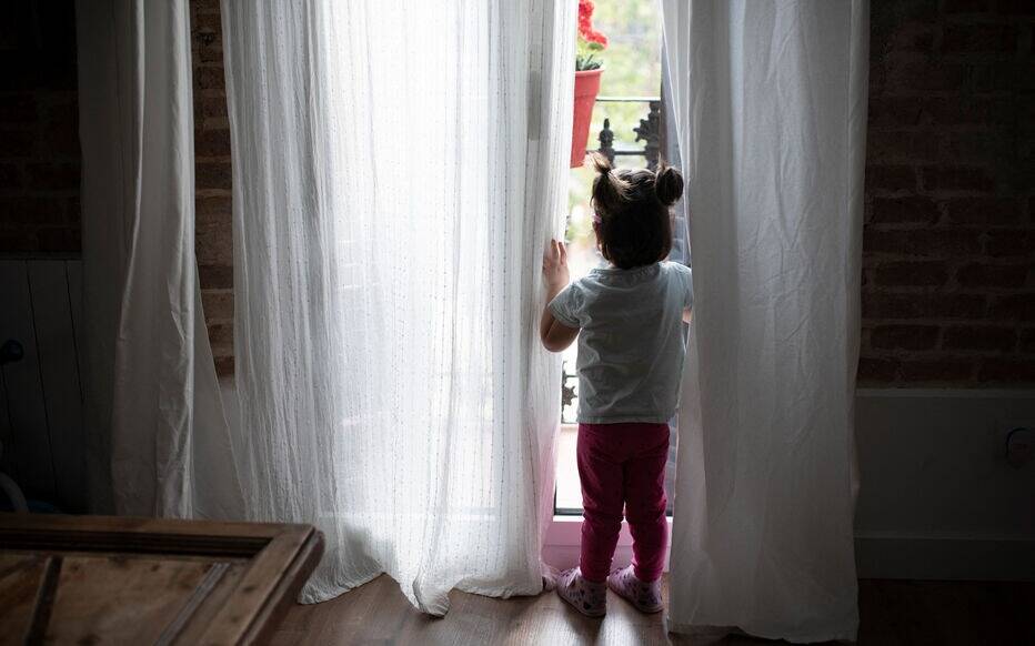 Un enfant affirme qu'il y a un "monstre sous le lit", la baby-sitter y découvre un homme caché