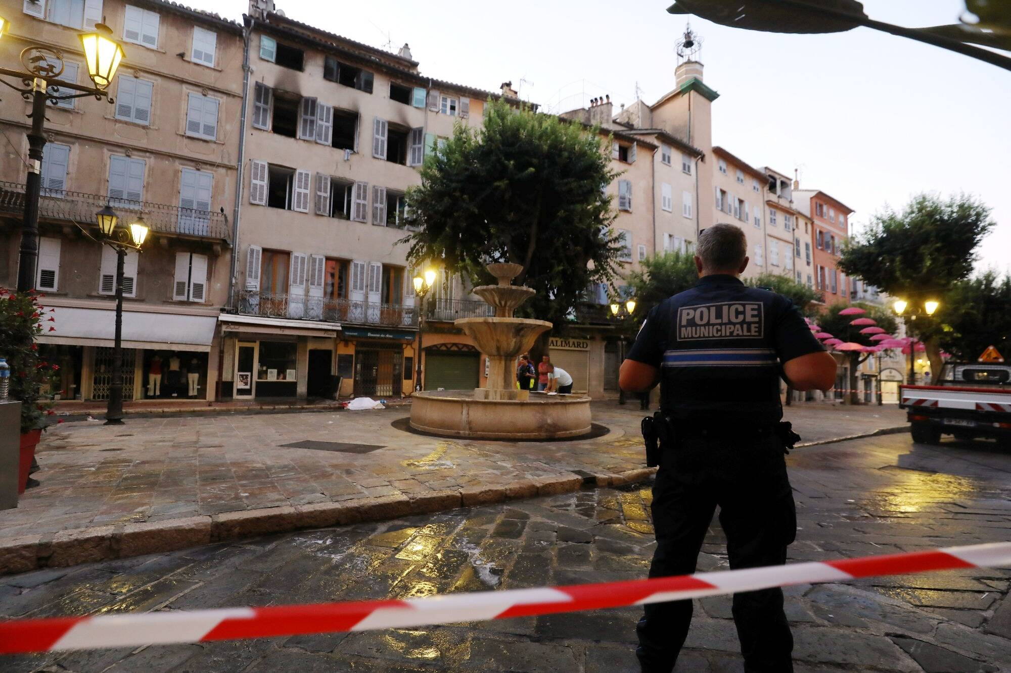 Nombre de victimes, le point sur l'enquête, des relogements en cours: ce qu'il faut savoir sur l'incendie mortelle à Grasse à la mi-journée