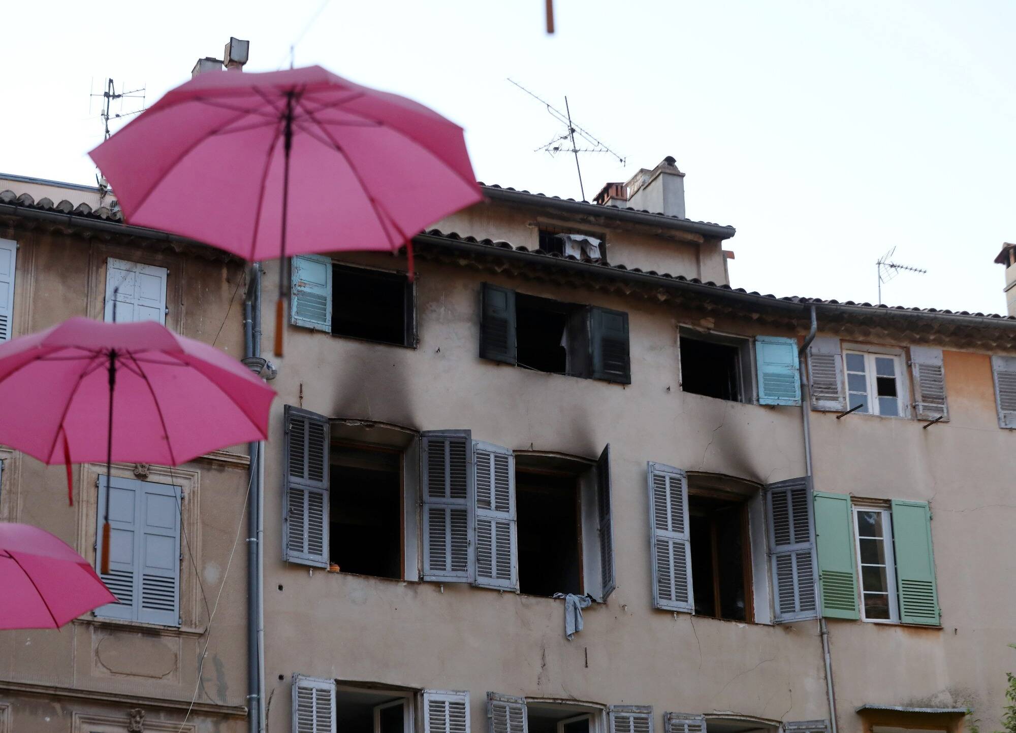 "Il n'y avait pas de problèmes structurels sur cet immeuble": le maire de Grasse réagit après l'incendie qui a fait 3 morts et 7 blessés