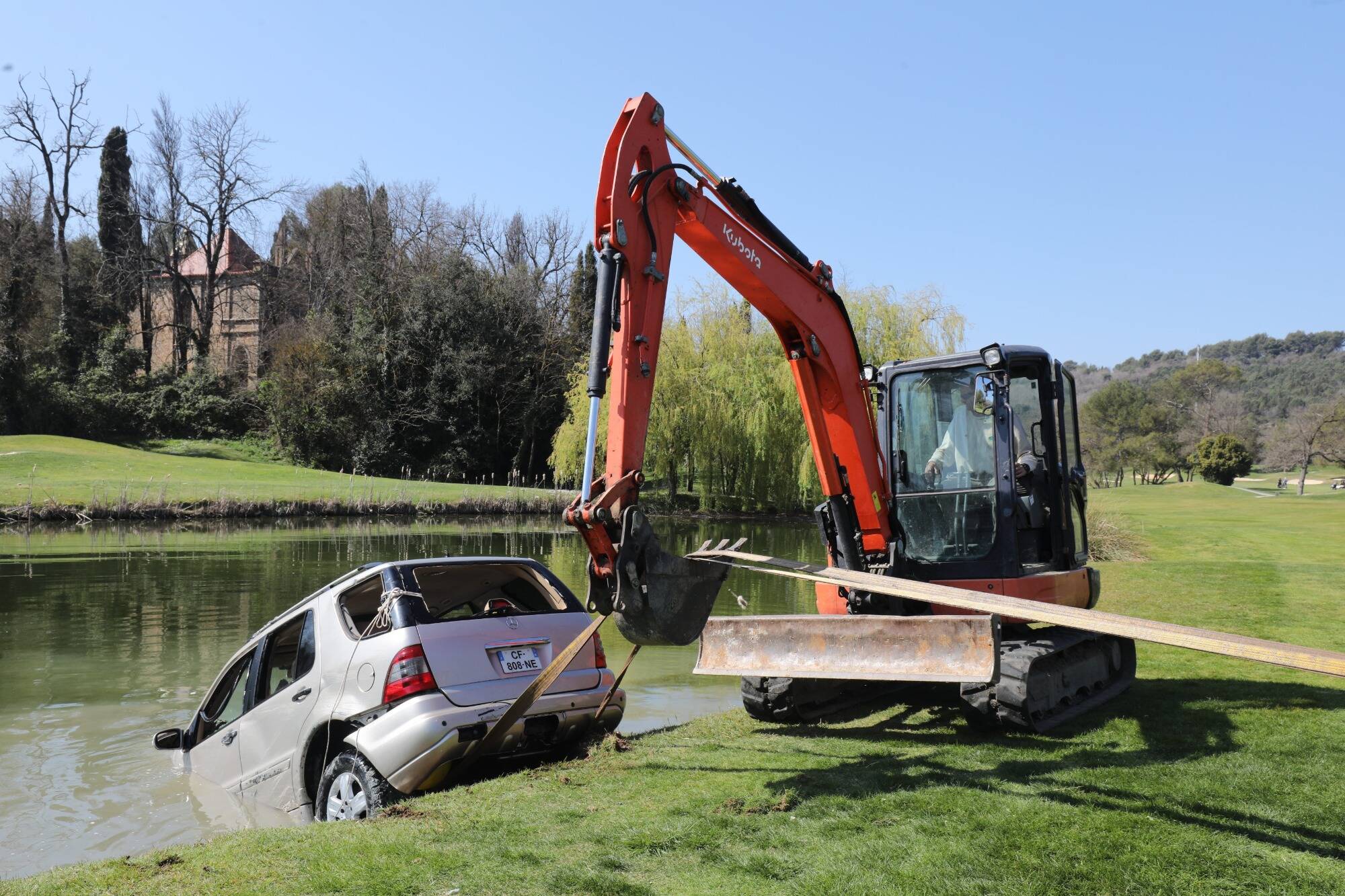 Le conducteur qui était tombé dans l'étang du golf de Saint-Donat à Grasse est décédé