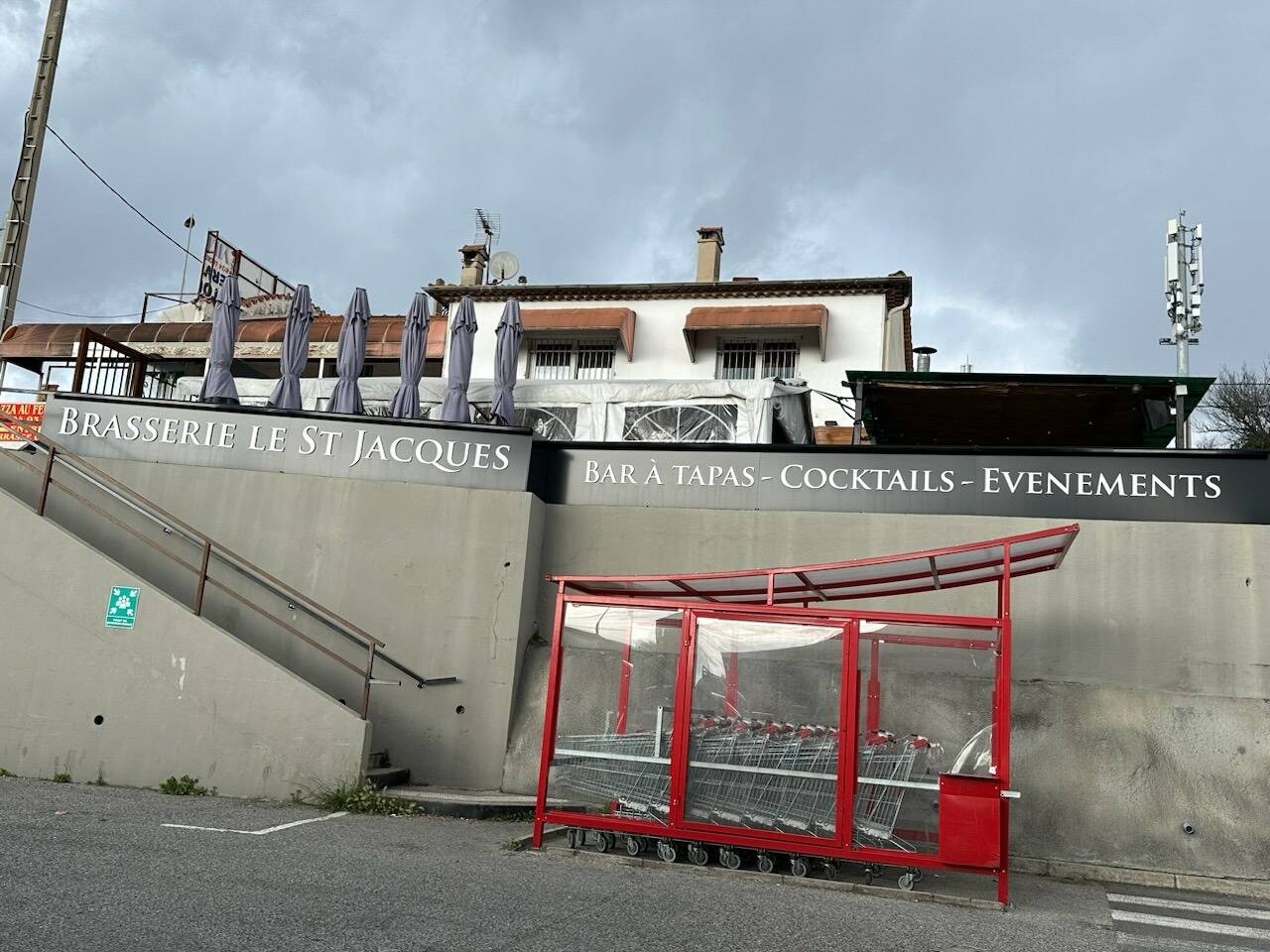 "J'ai eu très peur pour ma vie": il défonce la façade d'une brasserie à Grasse avec sa voiture et tente de tuer le patron de l'établissement