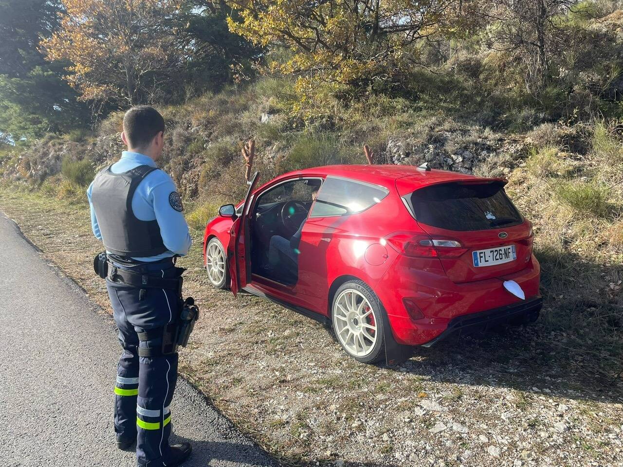 Les gendarmes interceptent la "voiture du Père Noël" lors d'une opération anti rodéo dans le haut pays grassois