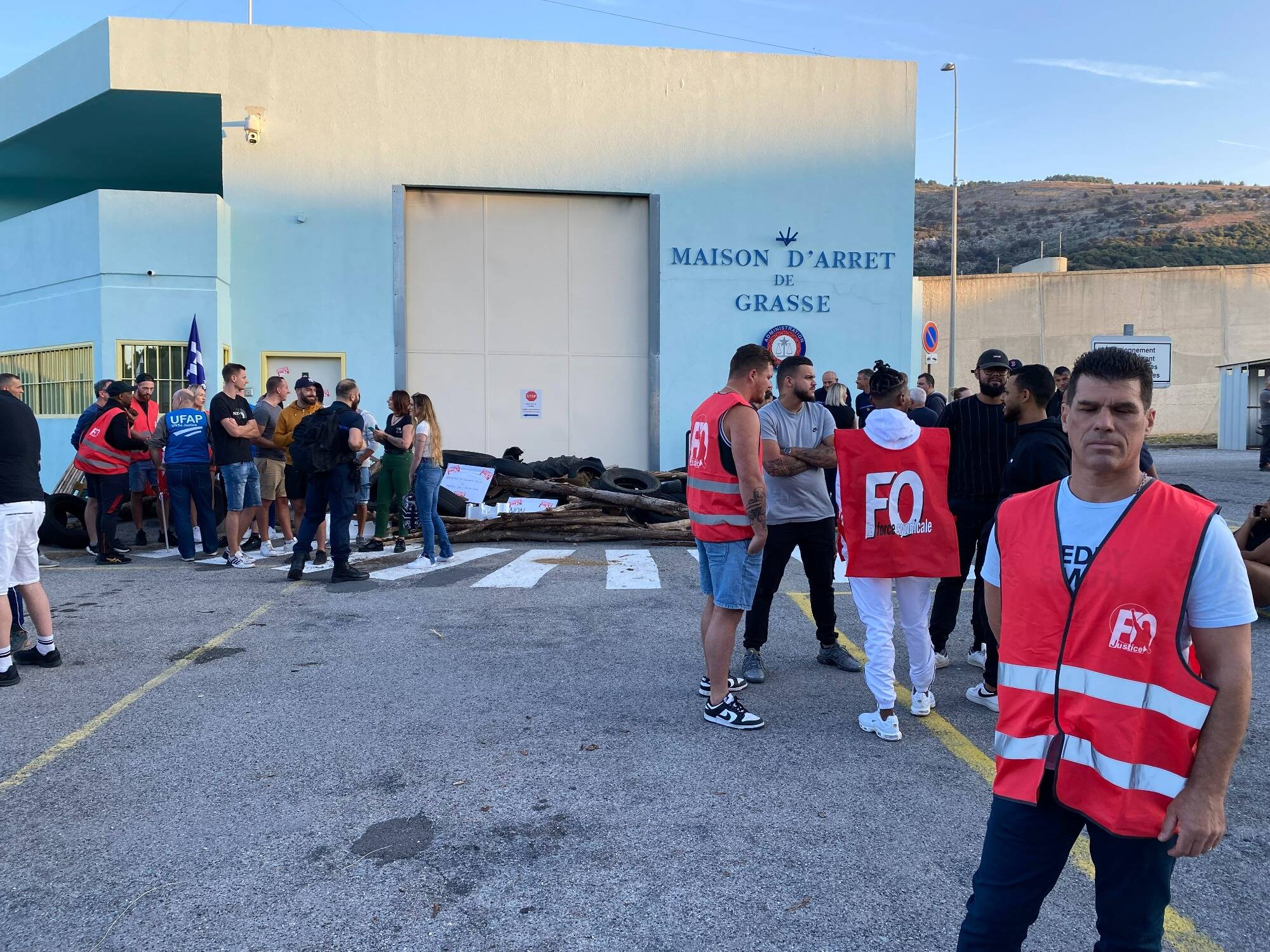 Pourquoi les surveillants pénitentiaires ont fait grève ce lundi matin devant la maison d'arrêt de Grasse?