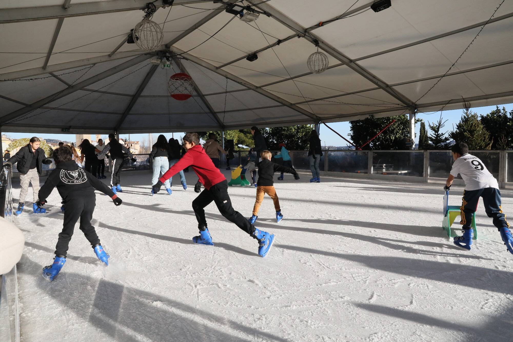 Tout ce qu'il faut savoir sur ces quatre patinoires installées sur le littoral azuréen jusqu'au 5 janvier