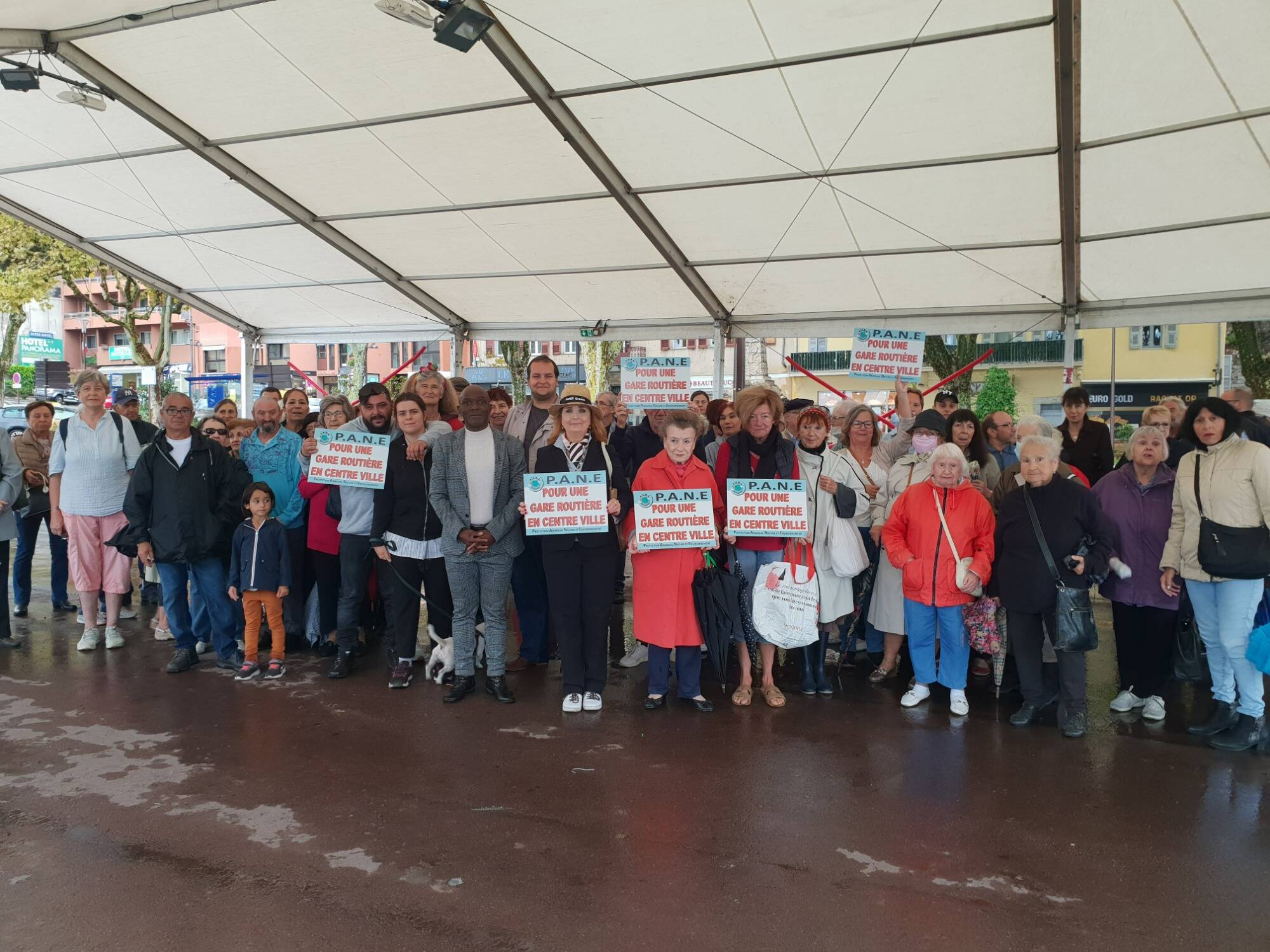 Une centaine de personnes ont encore manifesté pour réclamer le retour de la gare routière en centre-ville à Grasse