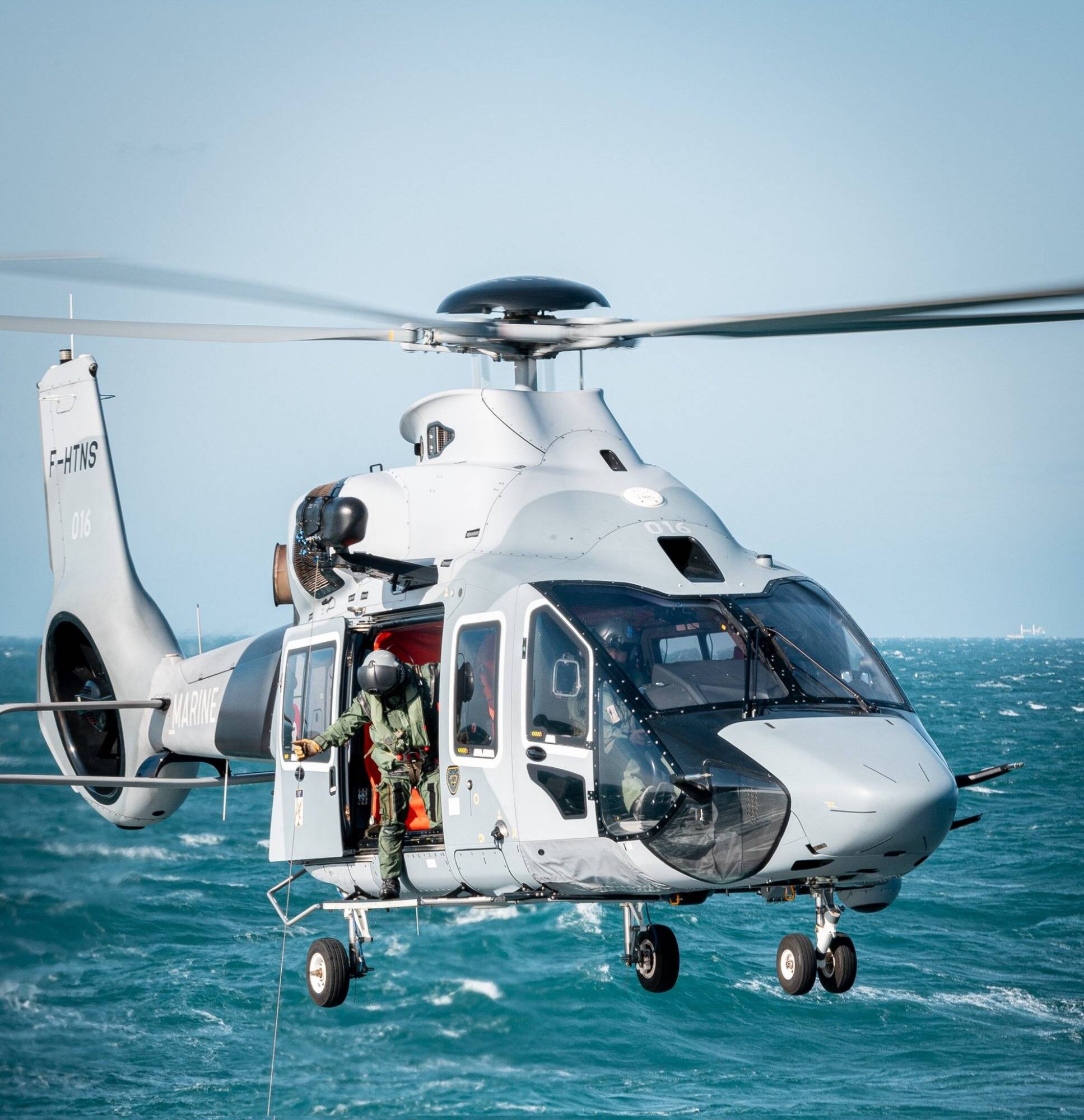 D'importants moyens déployés pour hélitreuiller et secourir un homme malade à bord d'un bateau au large de Cannes