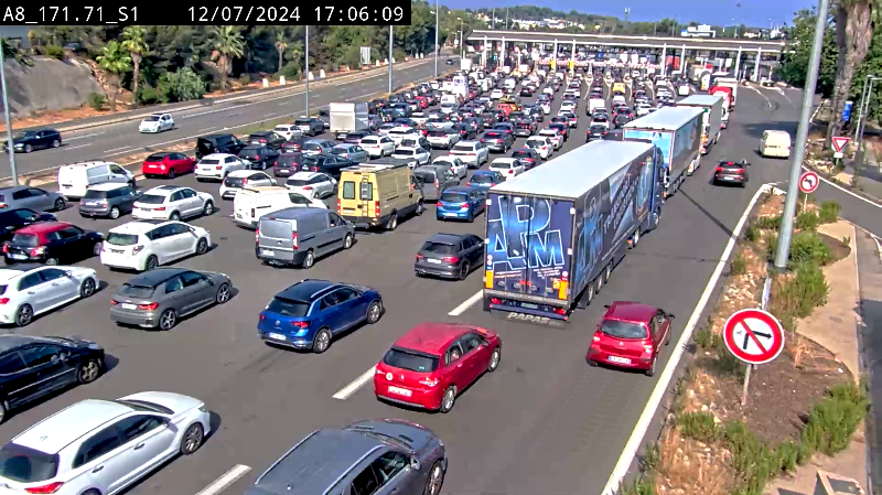 Un énorme bouchon sur plusieurs kilomètres englobe la barrière de péage d'Antibes sur l'A8 ce jeudi soir