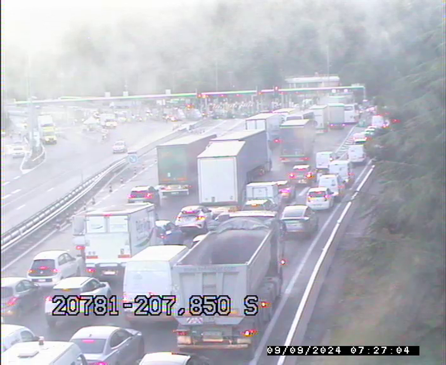 L'autoroute est coupée dans le sens France-Italie ce lundi matin, en raison d'un accident. 