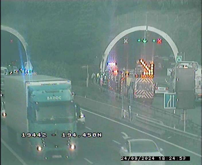 Trois voitures accidentées sur l'A8 perturbent fortement le trafic dans le sens France-Italie, ce mardi soir