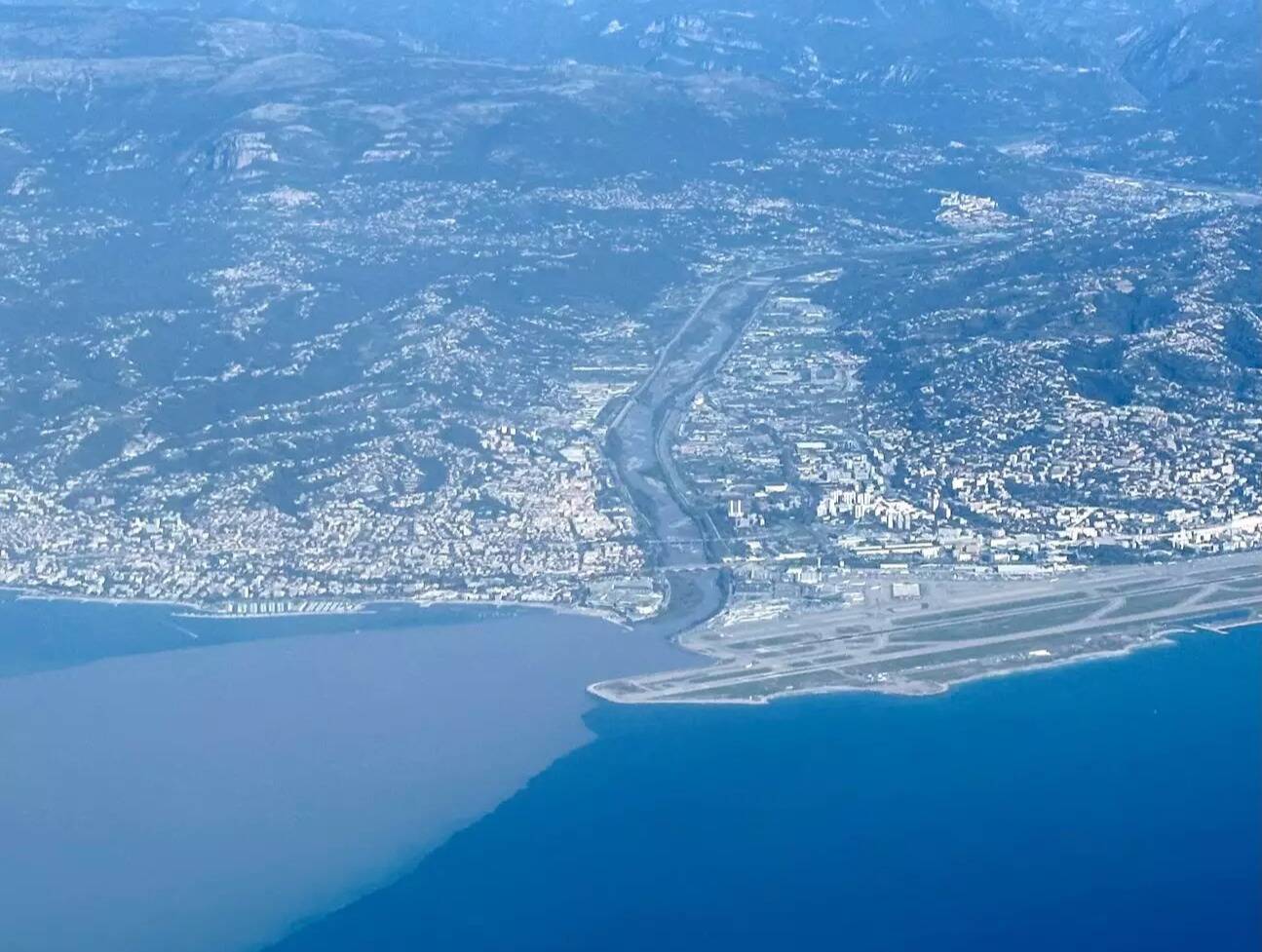 Pourquoi la mer Méditerranée a-t-elle une couleur marron à Nice près de l'embouchure du Var?