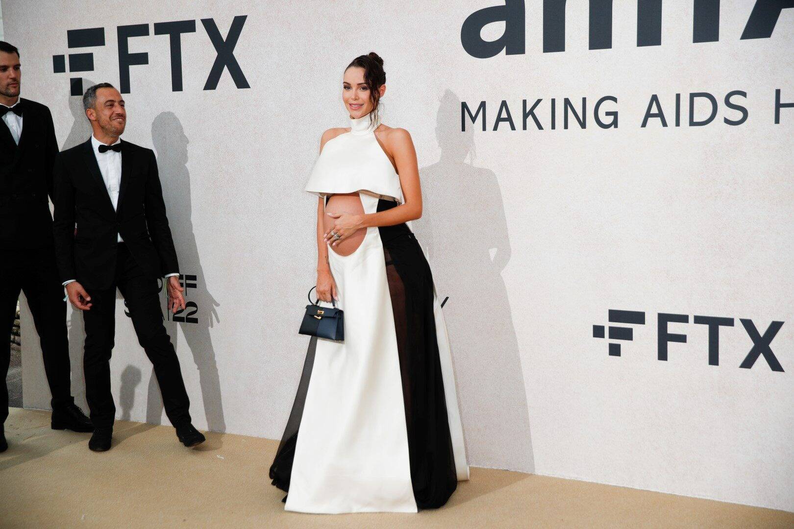 78e Festival de Cannes: arrivée compliquée pour Nabilla à l'aéroport de Nice, elle perd son bagage avec sa robe pour la montée des marches