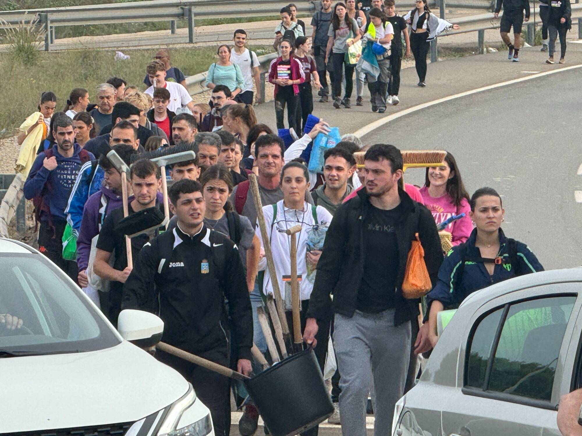 Inondations meurtrières en Espagne: forte mobilisation de la population pour aider, toujours 158 morts et "des dizaines de disparus"... suivez notre direct