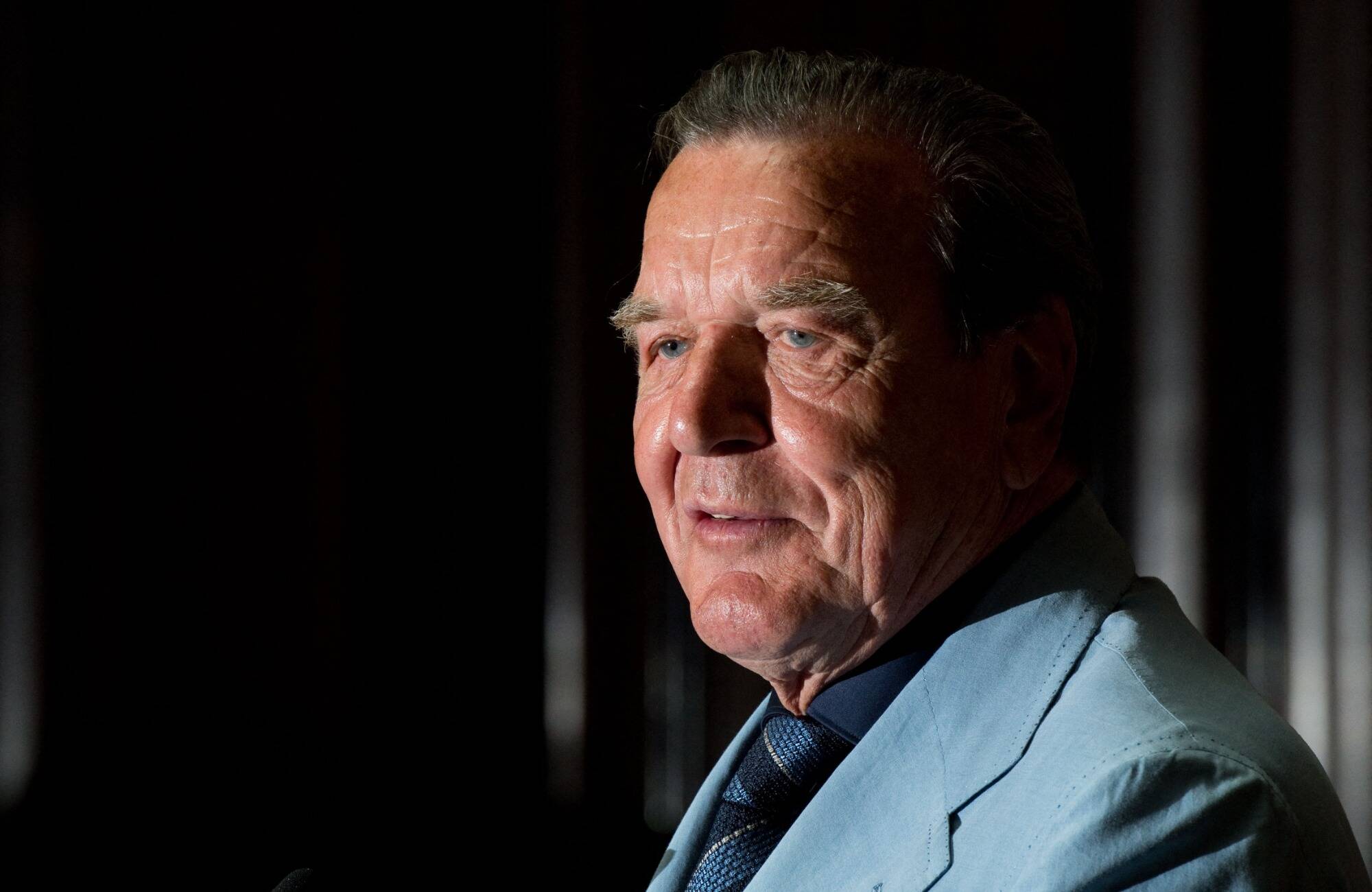 Le gouvernement allemand remet en cause les avantages accordés à Gerhard Schröder, proche de Vladimir Poutine