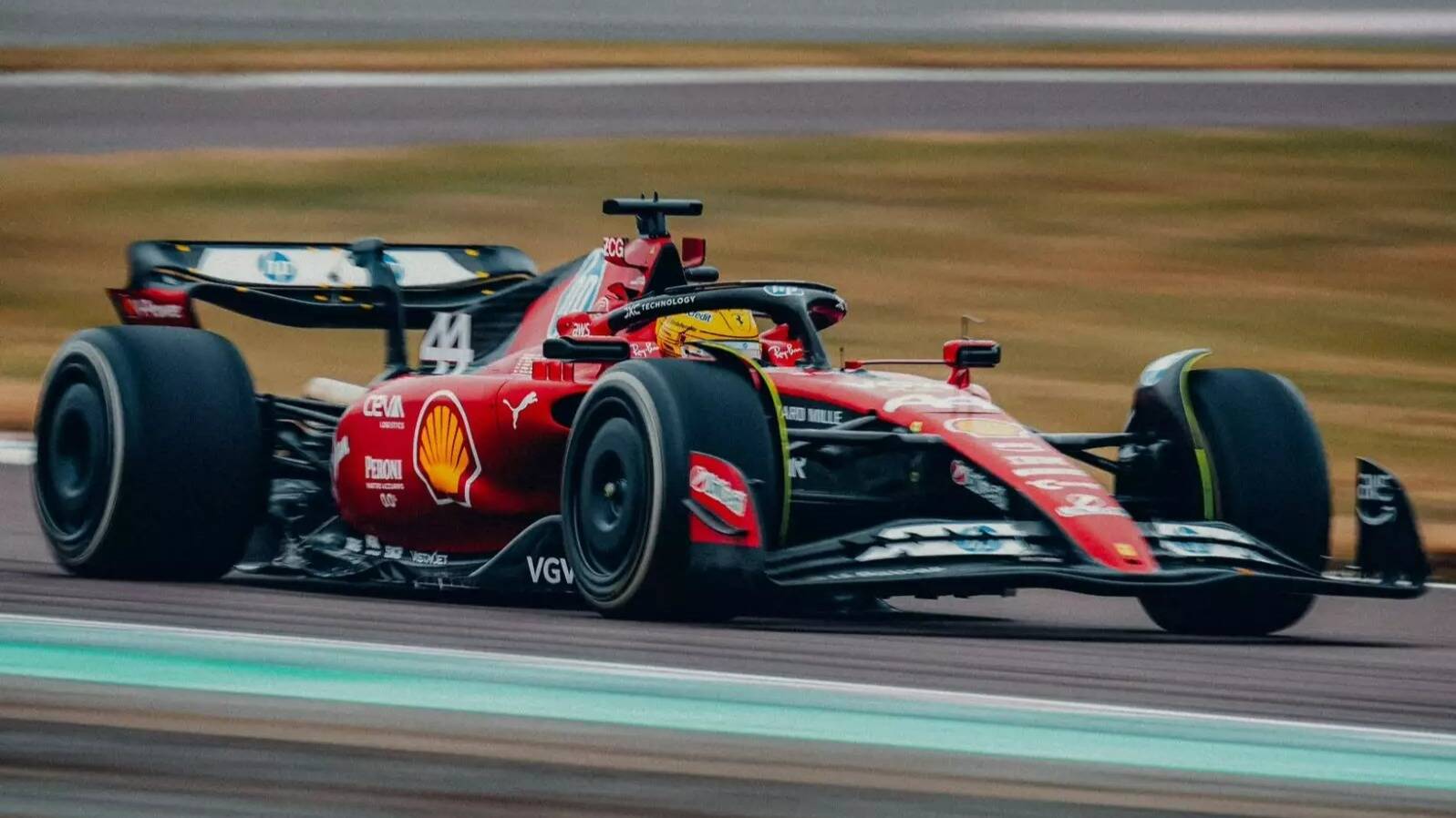 Combinaison rouge, casque jaune... Les premières images de Lewis Hamilton au volant d'une Ferrari à Fiorano