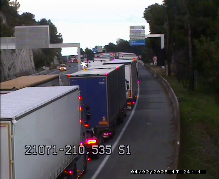 La circulation est très difficile sur l'A8 ce mardi soir, plus d'une heure pour rejoindre l'Italie