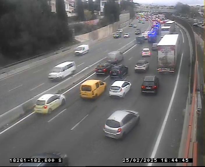 Un accident entre un poids-lourd et trois voitures provoque un bouchon à l'heure de pointe sur l'A8