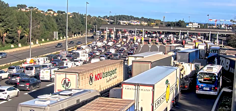 Un accident provoque un bouchon sur l'a8 ce jeudi, la barrière de péage d'antibes saturée