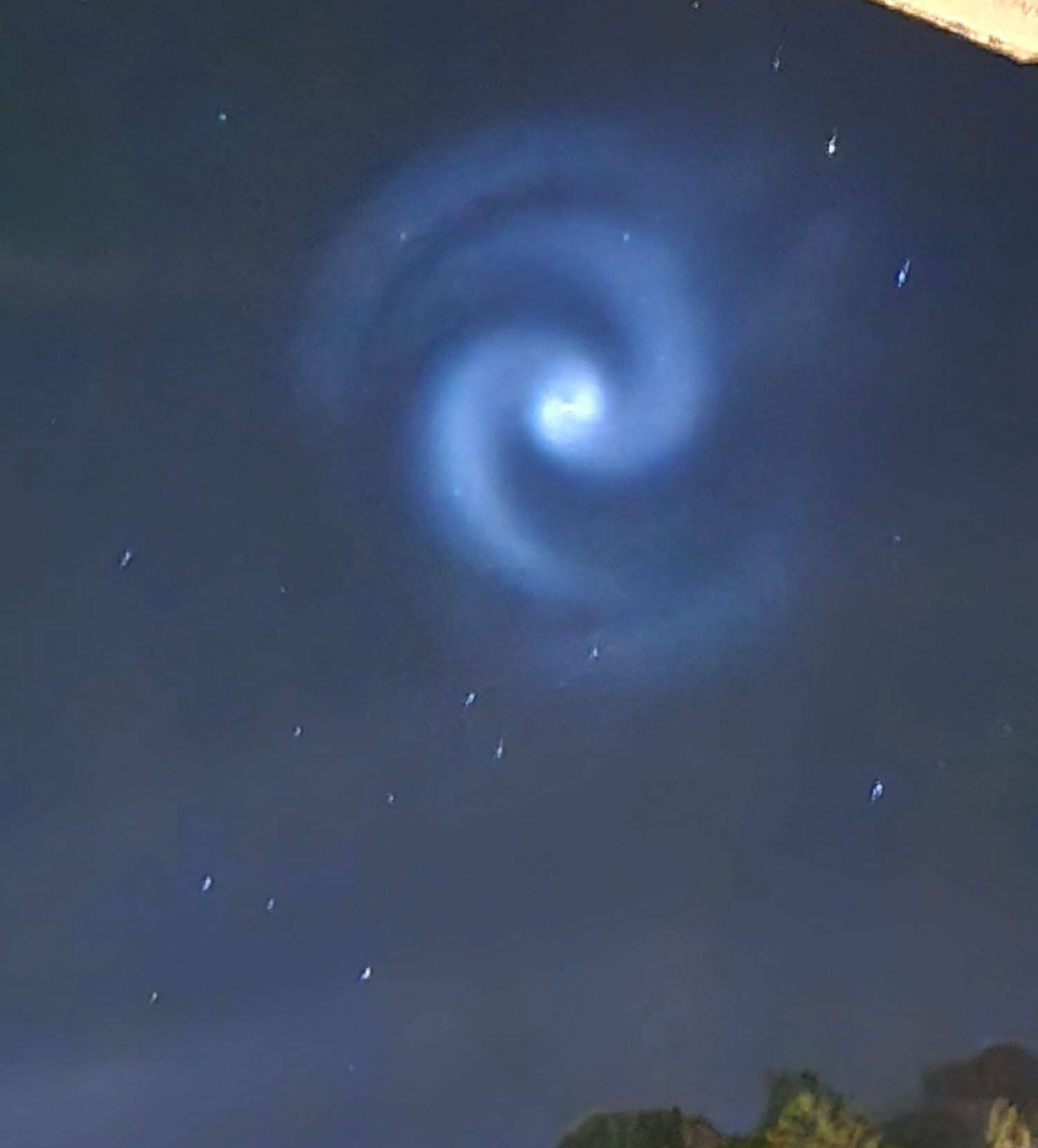 Quelles sont ces drôles de lumières bleues aperçues dans le ciel de la Côte d'Azur cette nuit?