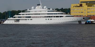 Un immense yacht de luxe à l'histoire controversée au mouillage sur la Côte d'Azur