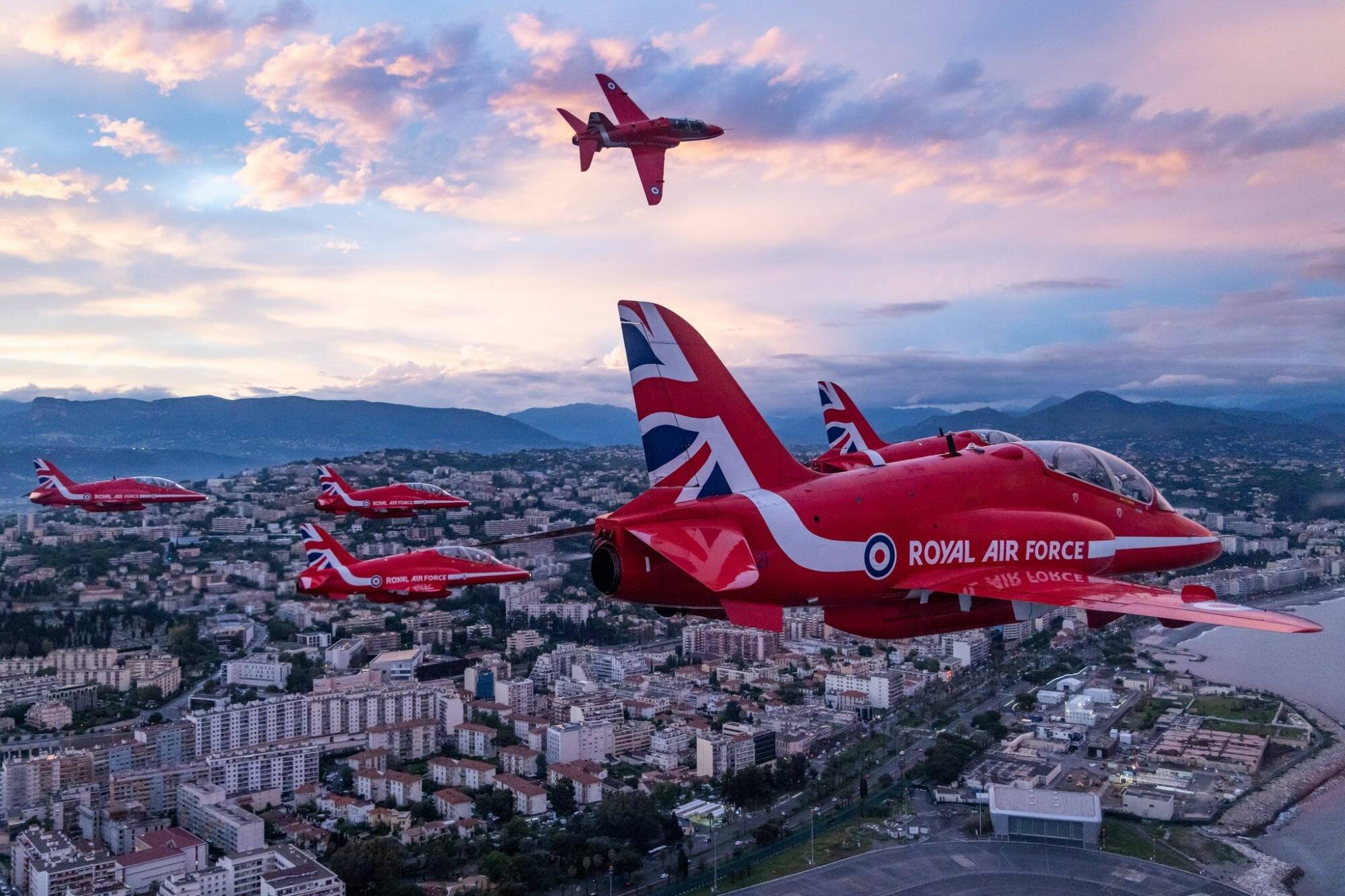 Dix avions rouges lâchent des fumigènes au-dessus de Nice: que faisait la Royal Air Force sur la Côte d'Azur?