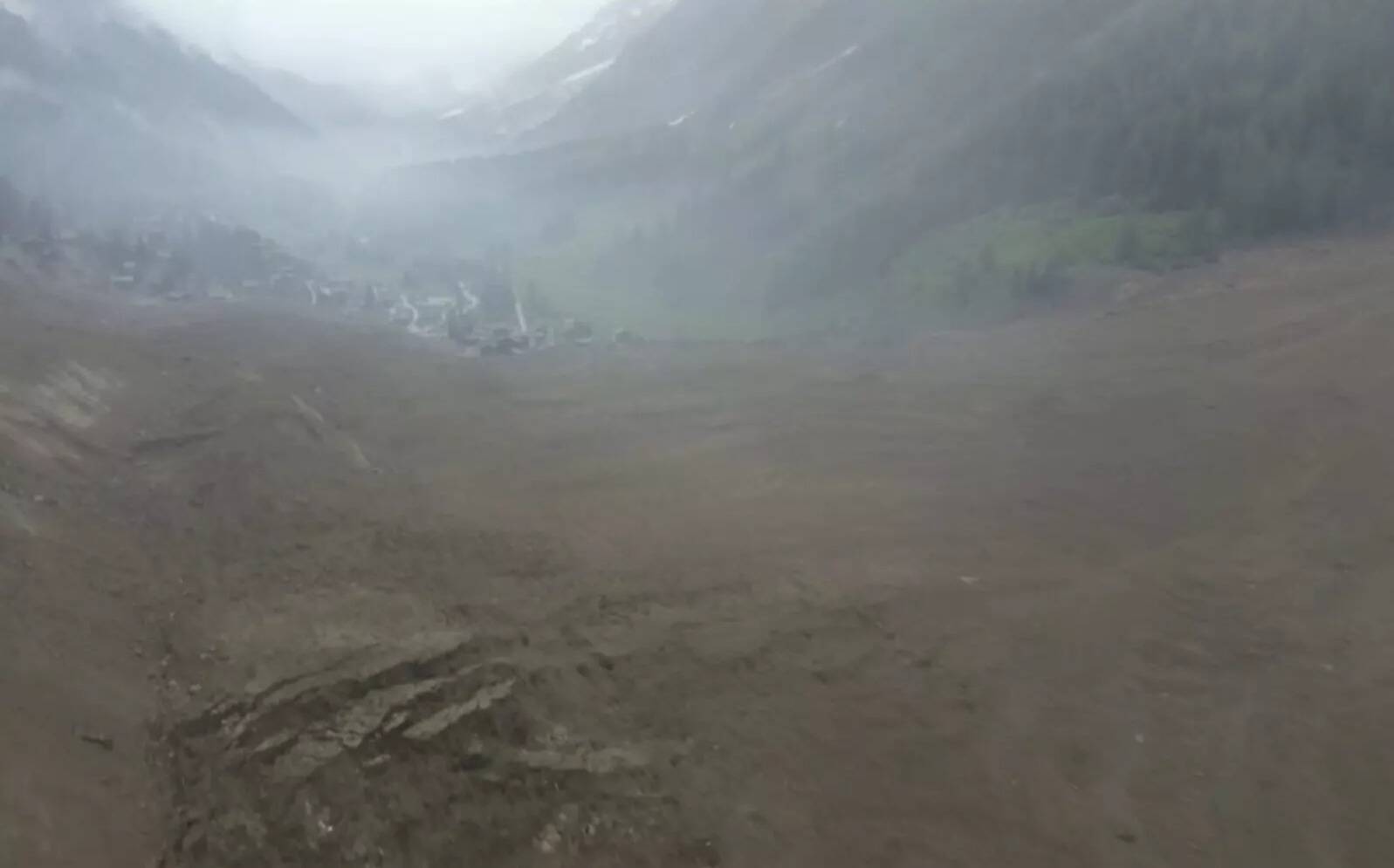 300 habitants évacués, une personne portée disparue, tout un village englouti: les images impressionnantes de l'effondrement d'un glacier en Suisse