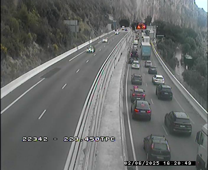 Travaux, basculement du trafic... il faut plus de 40 minutes pour faire Menton-Italie ce lundi soir