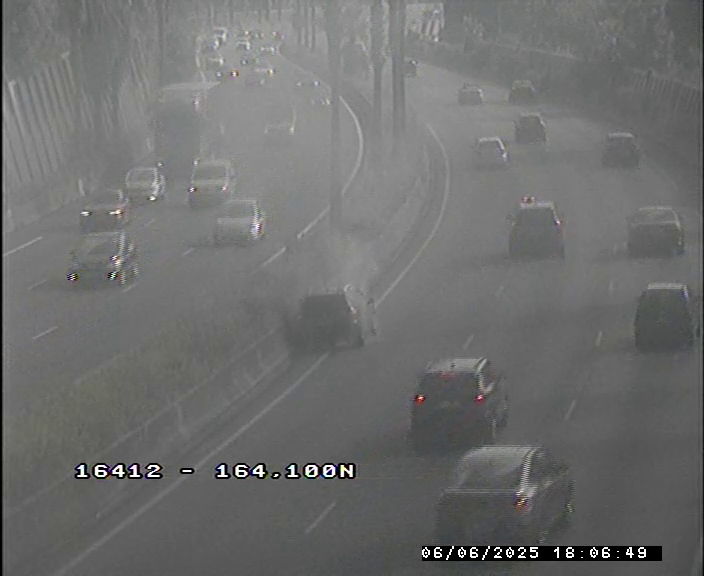 Une voiture en feu provoque un très long bouchon sur l'A8 ce vendredi soir, plus d'une heure d'attente