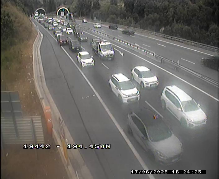 Deux accidents, un véhicule en panne: circulation (encore) paralysée à l'heure de pointe sur l'A8 dans les Alpes-Maritimes