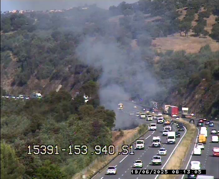 Un incendie se déclare aux abords de l'A8, la circulation perturbée ce jeudi matin