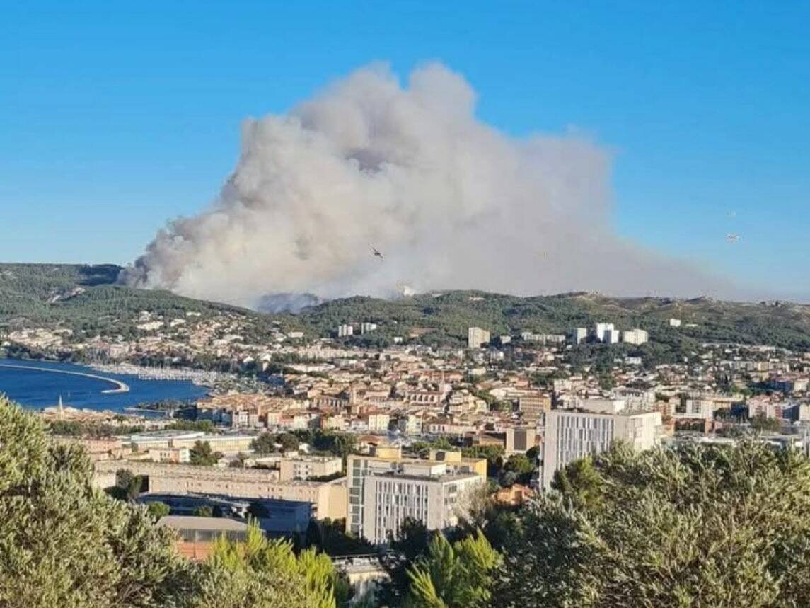 "Important feu de forêt" à Martigues près de Marseille, deux hameaux confinés et 800 pompiers mobilisés