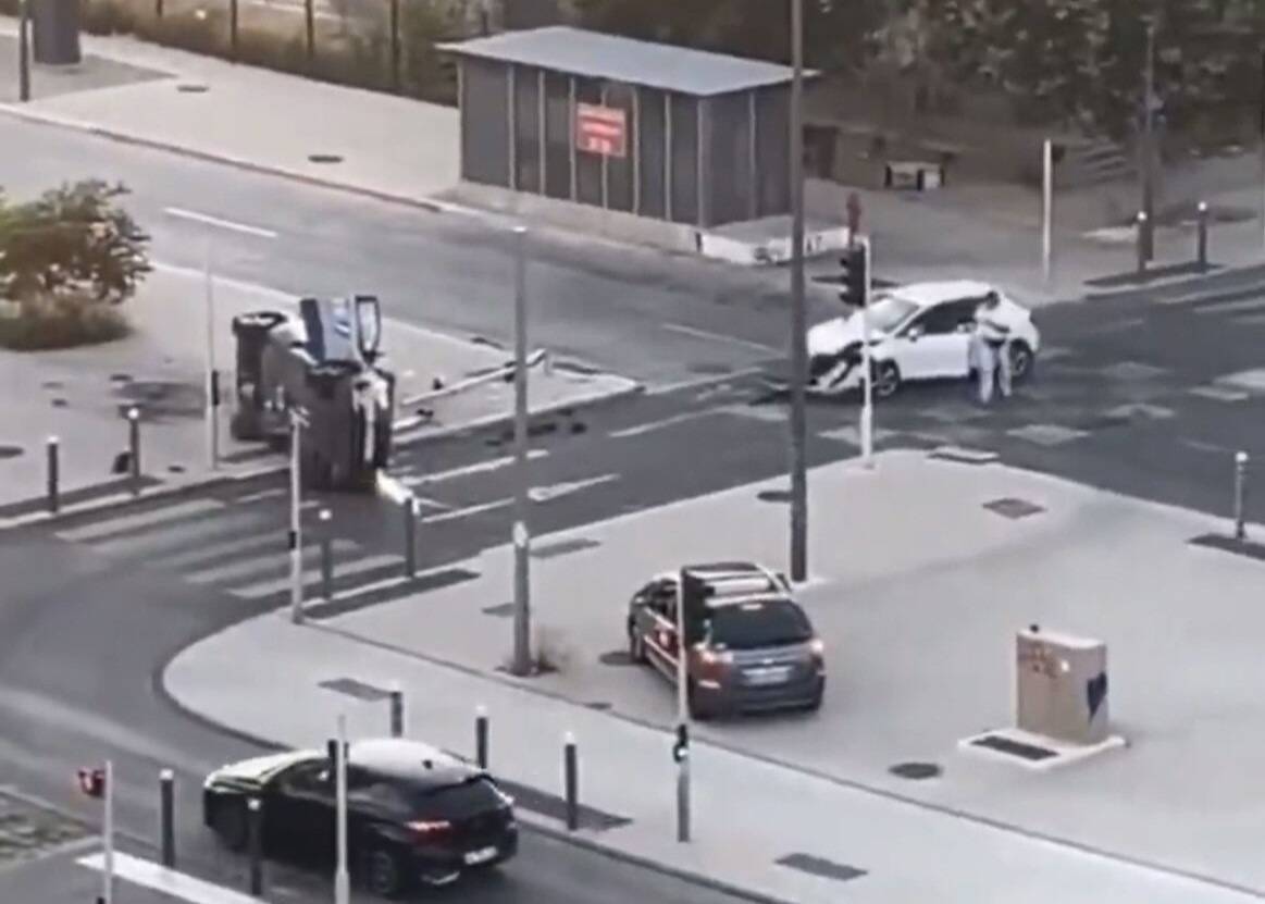 Une voiture de police fait un tonneau après avoir été violemment percutée en pleine course-poursuite à Marseille